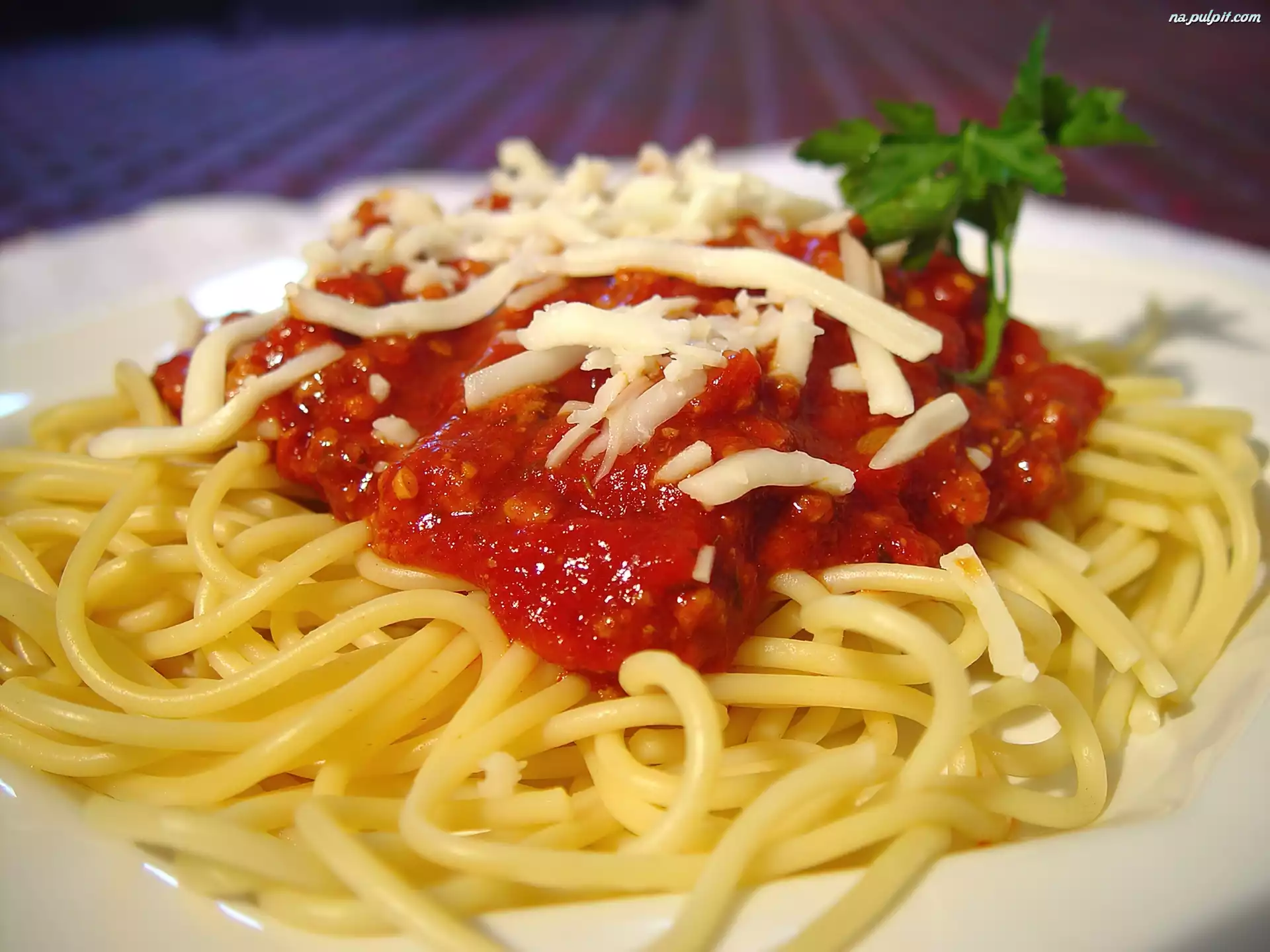 ser-spaghetti-makaron-sos.jpeg